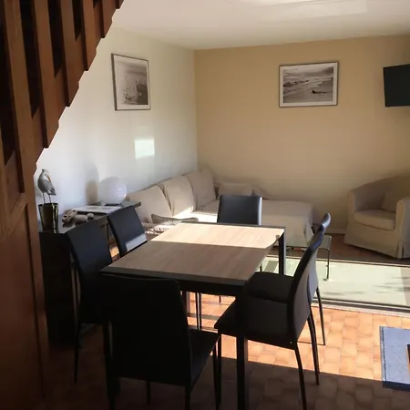 Maison Entiere Avec Deux Et Un Jardin Dans Avec Piscine Et Parking Prive Proche De La Et De La Marina Au Calme