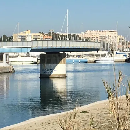 Holiday home Maison Entiere Avec Deux Et Un Jardin Dans Avec Piscine Et Parking Prive Proche De La Et De La Marina Au Calme *