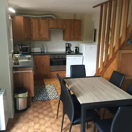 Maison Entiere Avec Deux Et Un Jardin Dans Avec Piscine Et Parking Prive Proche De La Et De La Marina Au Calme *