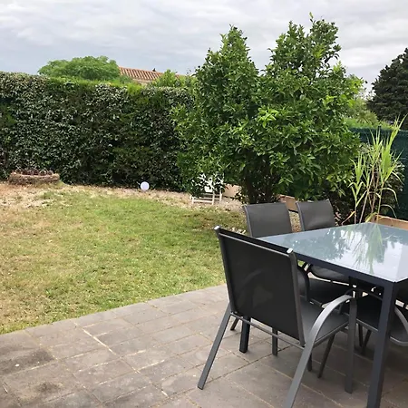Holiday home Maison Entiere Avec Deux Et Un Jardin Dans Avec Piscine Et Parking Prive Proche De La Et De La Marina Au Calme