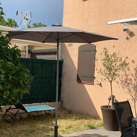Maison Entiere Avec Deux Et Un Jardin Dans Avec Piscine Et Parking Prive Proche De La Et De La Marina Au Calme