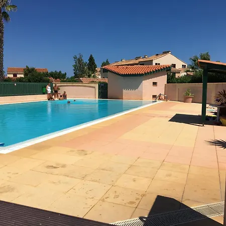 Maison Entiere Avec Deux Et Un Jardin Dans Avec Piscine Et Parking Prive Proche De La Et De La Marina Au Calme Holiday home